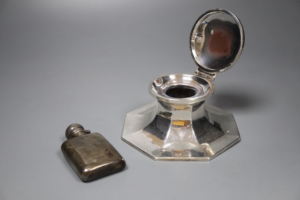 A late Victorian small silver hip flask, George Unite, Birmingham, 1900, 87mm and a silver mounted capstan inkwell, 13.5cm.